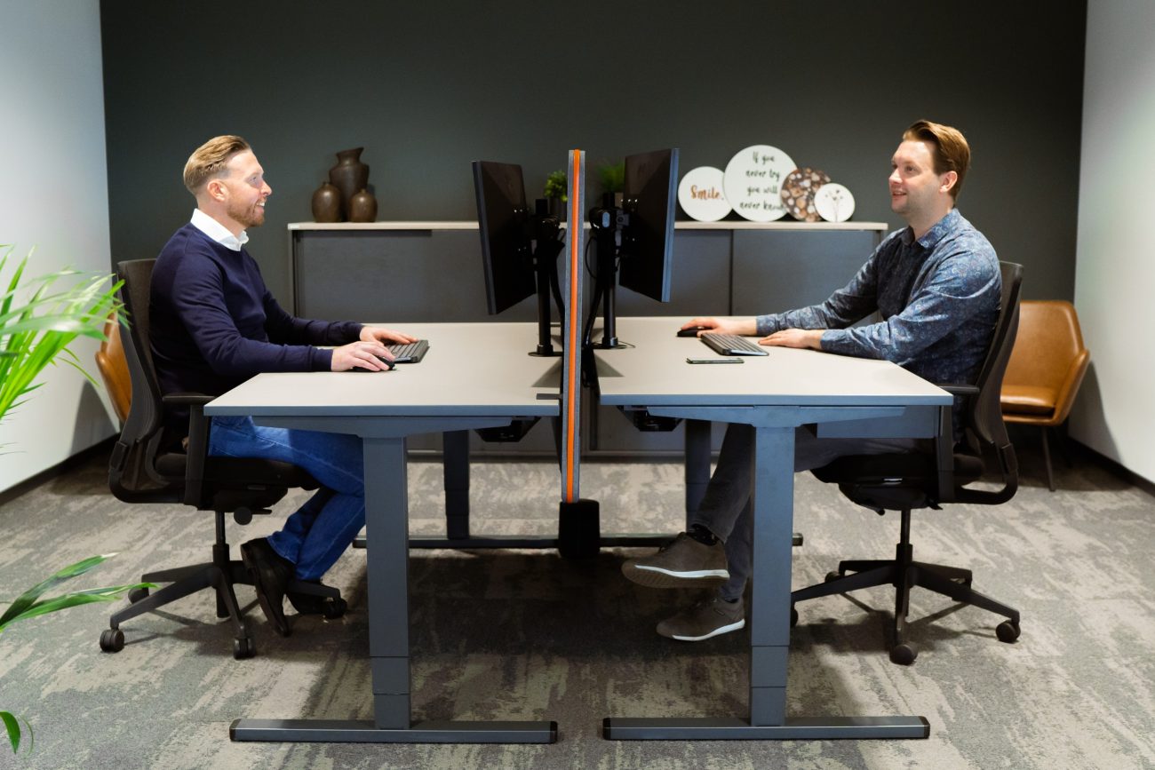 Moderne kantoorruimte met zit-sta werkplekken